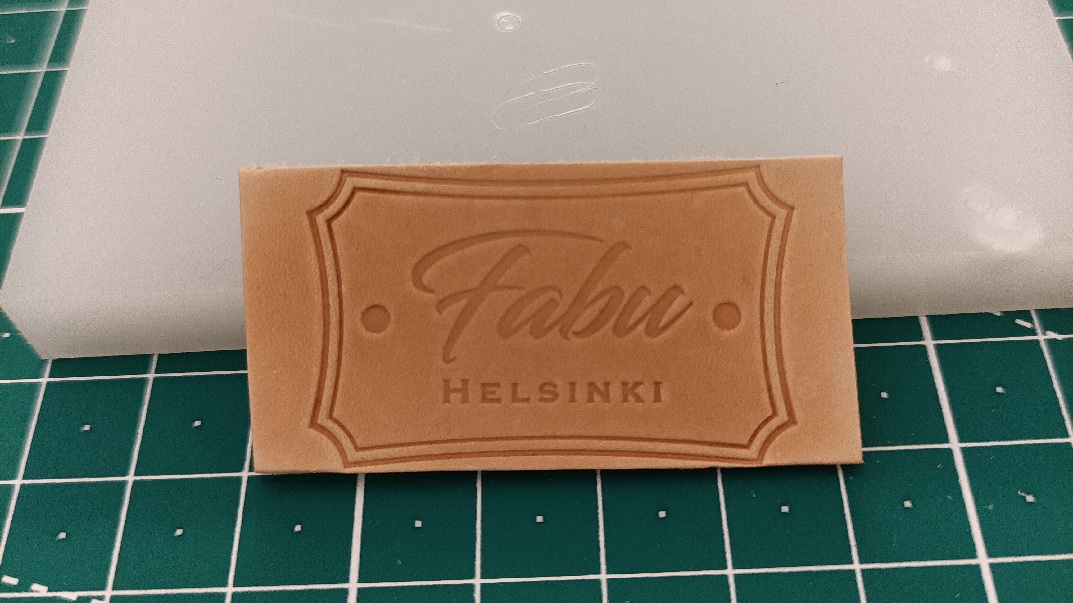 Leimaa nahkaan